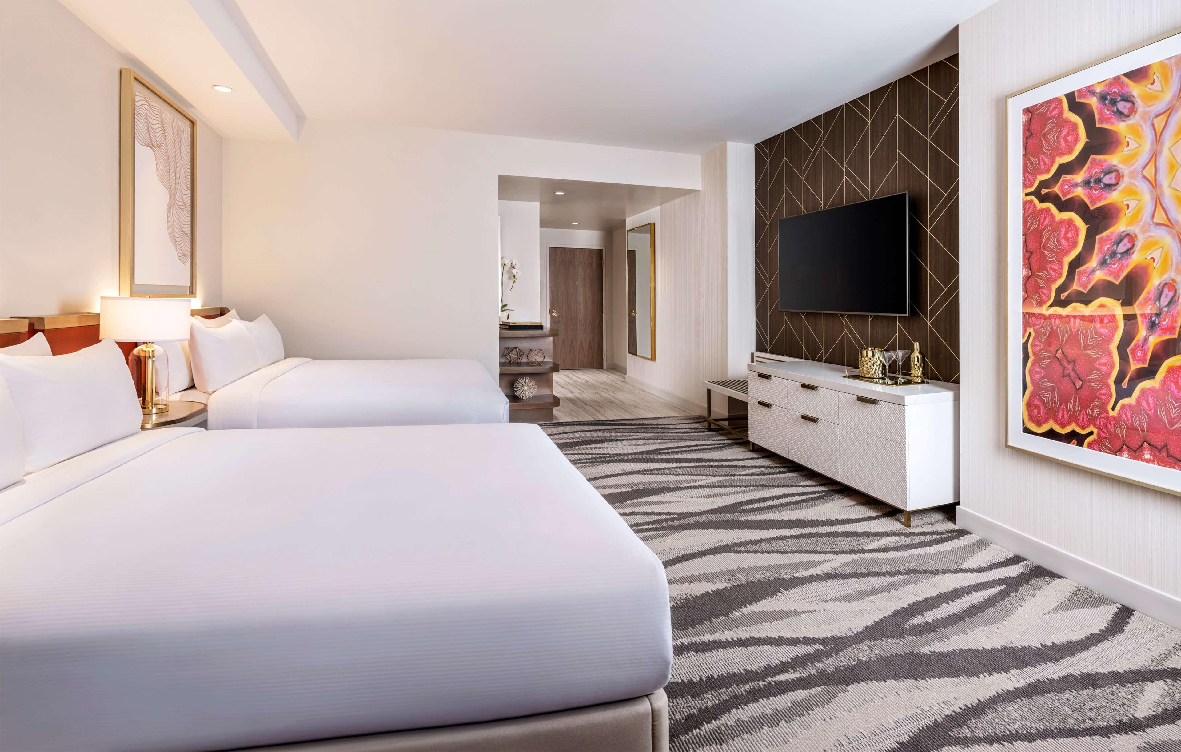 Conrad Las Vegas At Resorts World Kültér fotó A guest room at the MGM National Harbor