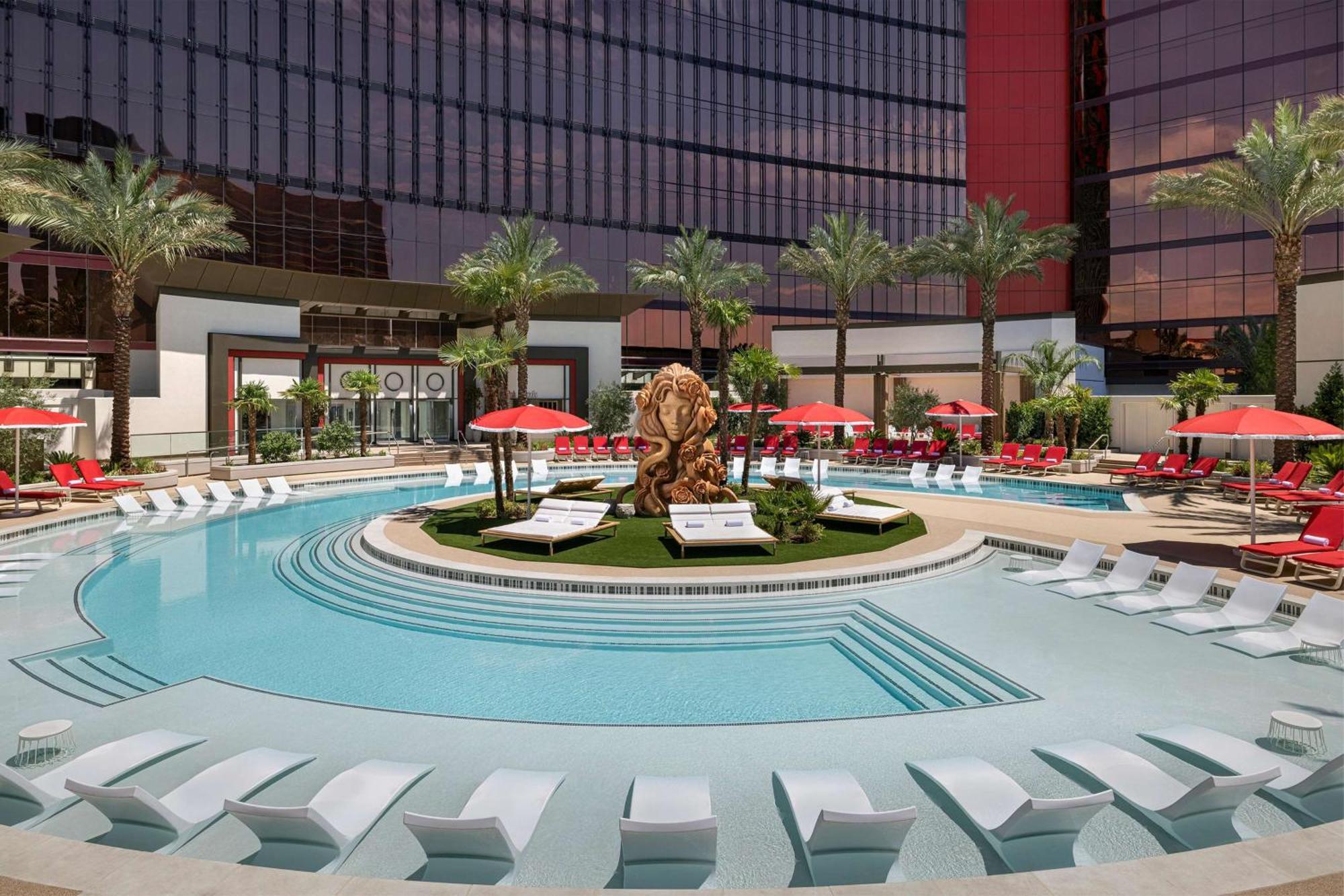 Conrad Las Vegas At Resorts World Kültér fotó The pool at the Wynn