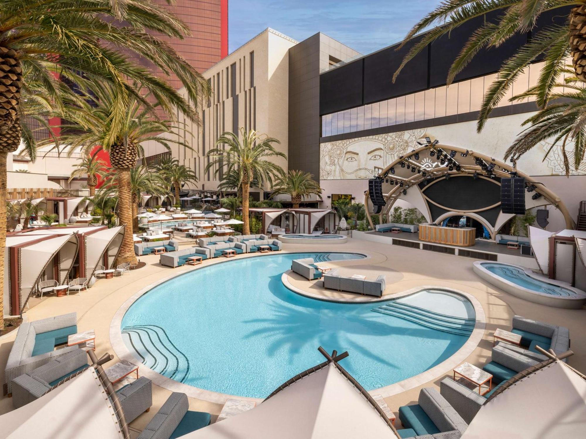 Conrad Las Vegas At Resorts World Kültér fotó The pool at the Wynn